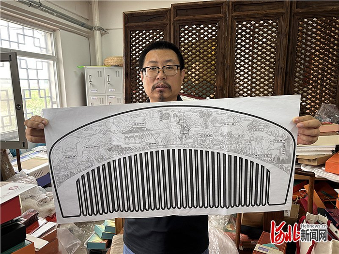 6月26日，董良向记者展示“大运梳”的制作图样。河北日报记者 李 巍摄