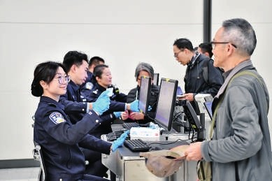     莲塘边检站创新设立“一体两道”新型移动人工查验台，高效验放入境长者。受访单位供图