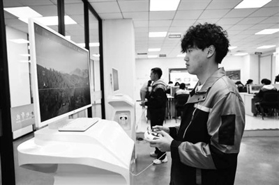 天津现代职业技术学院学生在无人机实训基地进行操作演练。 陈欣然 摄