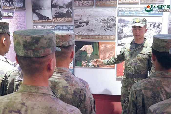 　　第82集团军某旅“钢八连”连队干部为新战友讲述平太信的事迹。王成业摄