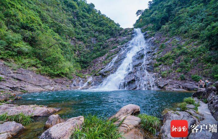 距离大里村不到一公里的路程，隐藏着一片瀑布。记者 李昊 摄