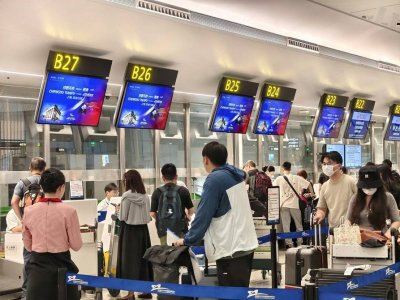 成都至伊斯坦布尔至雅典航线的旅客正在排队值机。四川航空供图