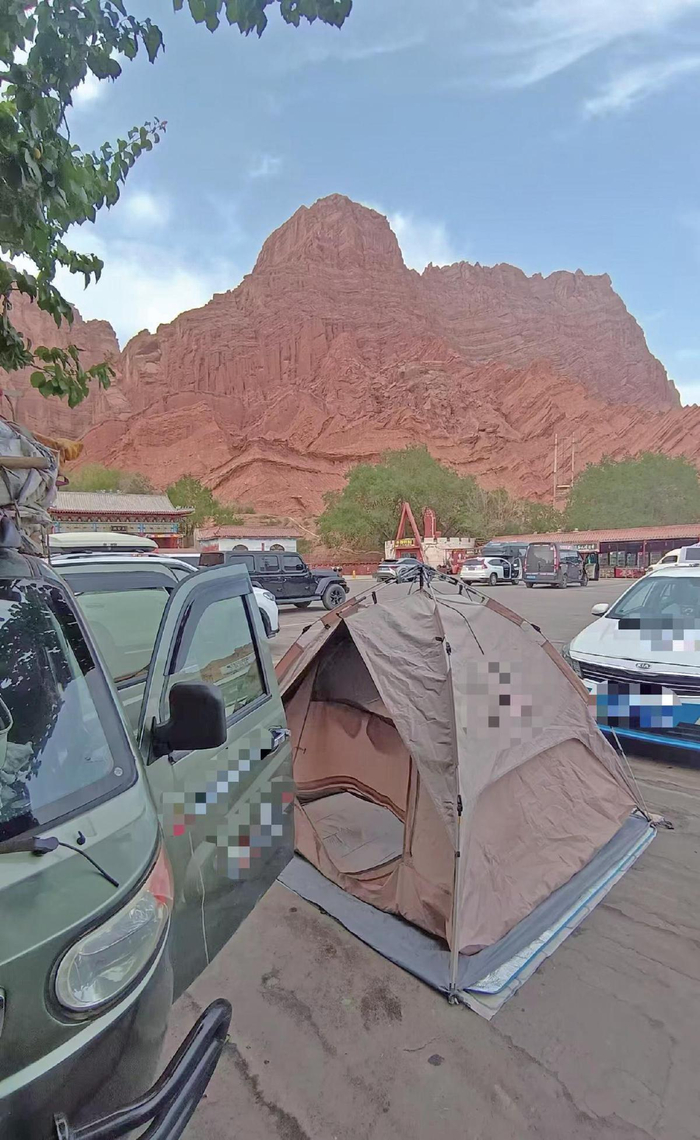 祖孙三人在景区旁的停车场搭帐篷休息。受访者供图