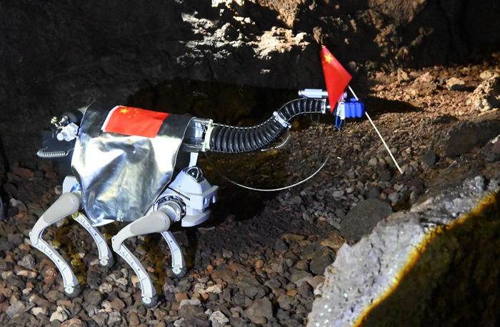 机器人模拟在“类月球地下空间”内布置国旗操作