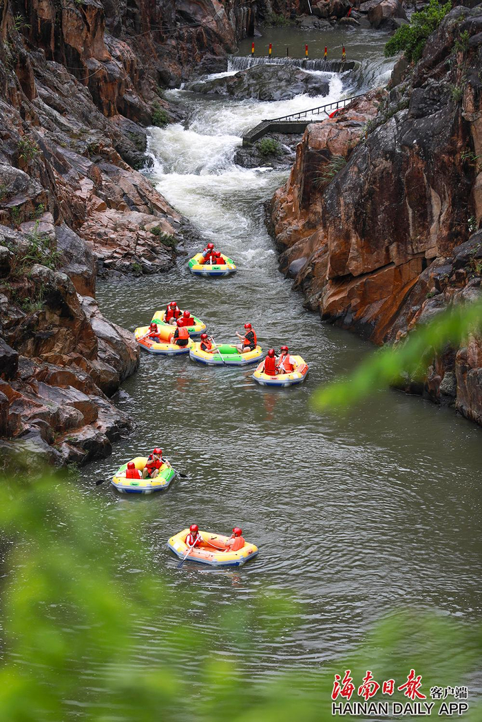 游客在五指山红峡谷景区体验峡谷漂流项目。海南日报记者 李天平 摄