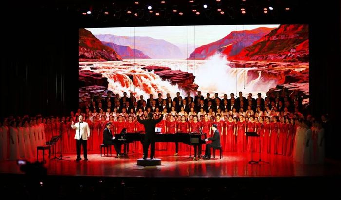 广东深圳宝安区西乡会堂内，《黄河大合唱》演唱现场。马佳骥 摄