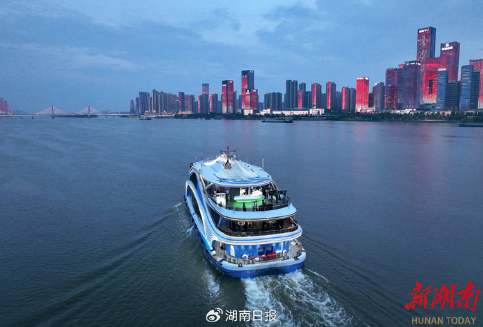 湘江首艘新能源豪华游轮。湖南日报全媒体记者 易昂 摄