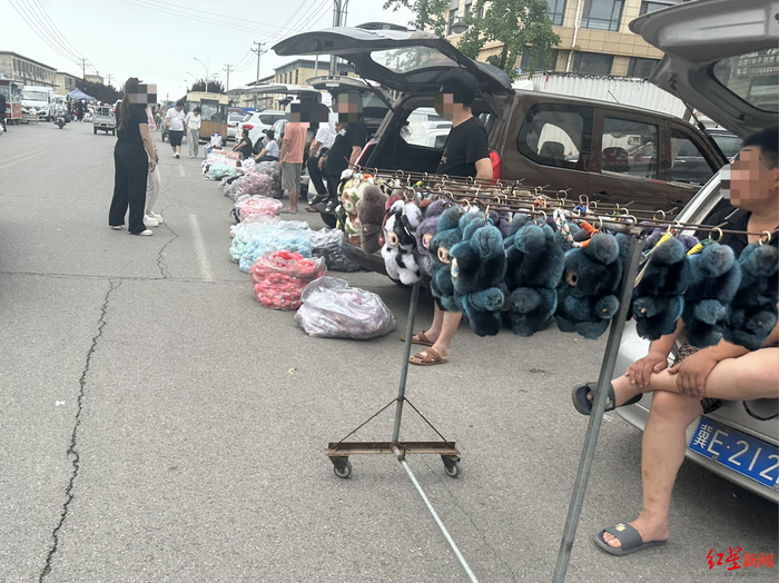 ▲街道上摆摊销售“LABUBU”