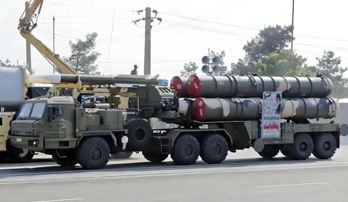 伊朗在阅兵式上展示引进的俄制S-300PUM2防空导弹。