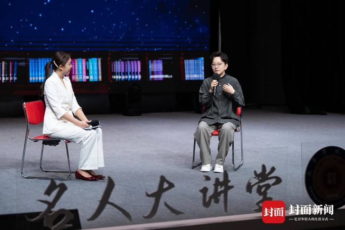 王珮瑜（右）与封面新闻主持人欧阳晨雨对谈