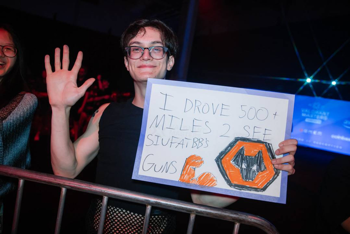 WOL的粉丝长途跋涉到现场观赛