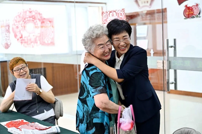 ▲宁夏银川市金凤区长城花园社区书记赵耐香（右一）在社区“才艺堂”与居民交流（2024年6月20日摄）。 新华社记者 王鹏 摄