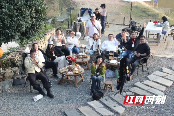 刘梦达和他的团队成员。