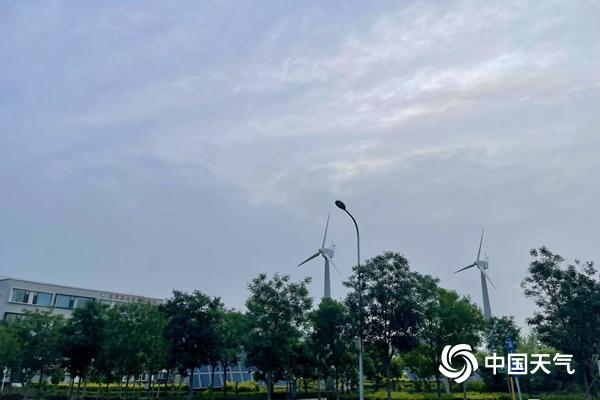 　　今天早晨，北京天空阴沉。（图/中国天气网王晓）