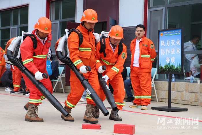 选手们正在进行风力灭火协作战术赛项 记者韩廷钰摄