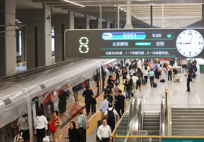 乘坐G951次列车前往沈阳方向的旅客正在准备乘车。 新京报记者 王贵彬 摄