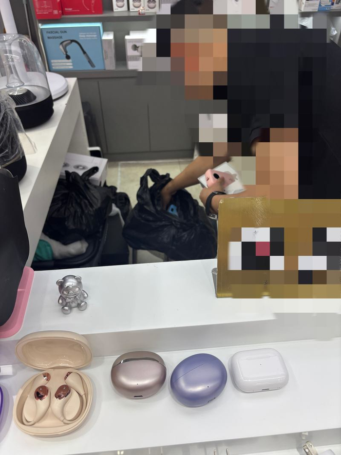 7月2日，华强电子世界，阿禾在从柜台下边拿无3C认证的产品。新京报贝壳财经记者张晗摄