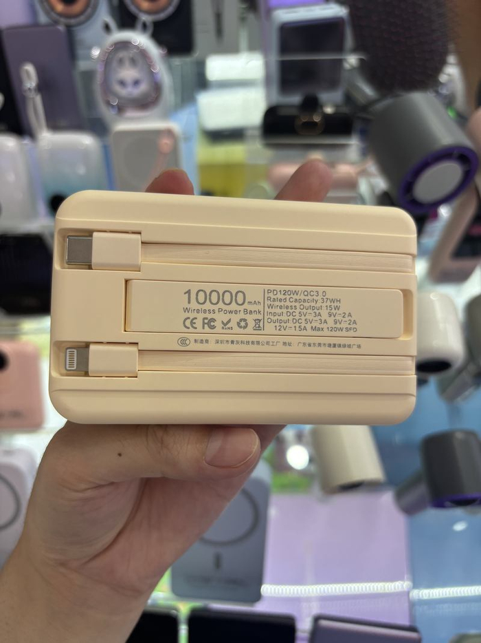 7月2日，华强电子世界，一档口摆放的一排马卡龙配色充电宝。新京报贝壳财经记者张晗摄