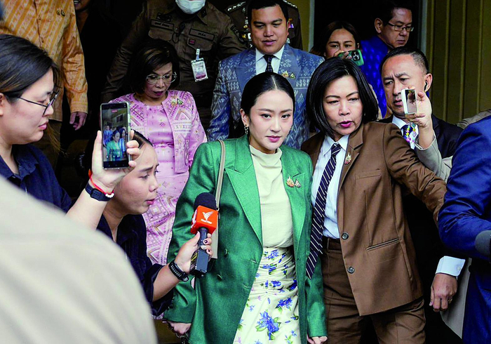     佩通坦（中）出席内阁会议后离开