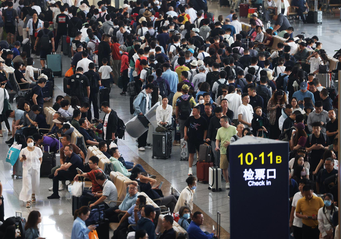 铁路暑运今日启动，北京朝阳站迎来出行高峰。 新京报记者 王贵彬 摄