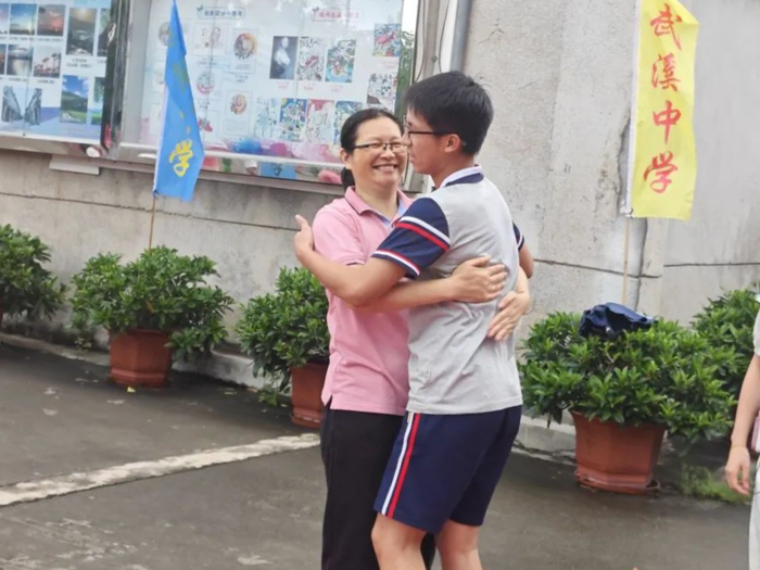在台山市武溪中学，学生们与老师紧紧相拥，泪水与笑容交织，将这段难忘的师生情谊定格成永恒的瞬间。