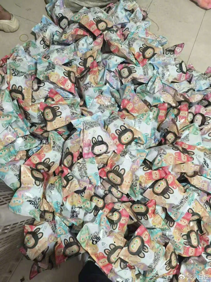 图说：自称拥有“工厂货源”的曹生，一堆已包好内包装的拉布布第三代等待装盒