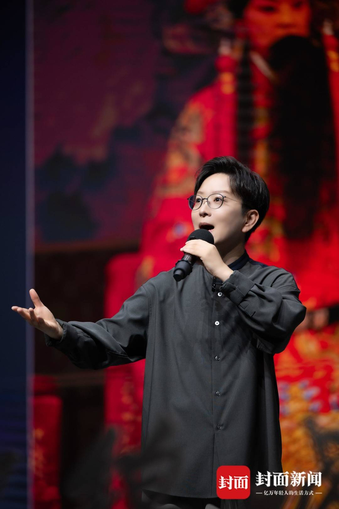 讲座中，王珮瑜且谈且唱。