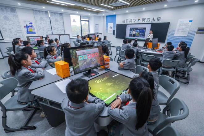 小学生在上科学课 徐昱 摄