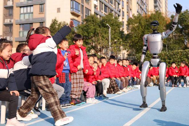 幼儿园来了机器人 江汉 摄