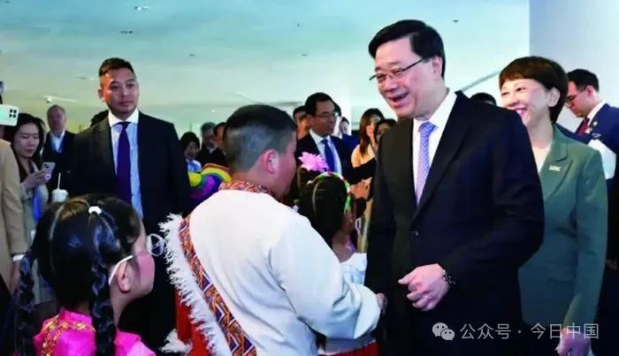 2025年4月15日，李家超出席2025世界旅游城市联合会香港香山旅游峰会，现场与小朋友亲切交流