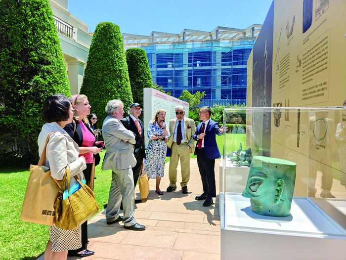 中外嘉宾观看展览。