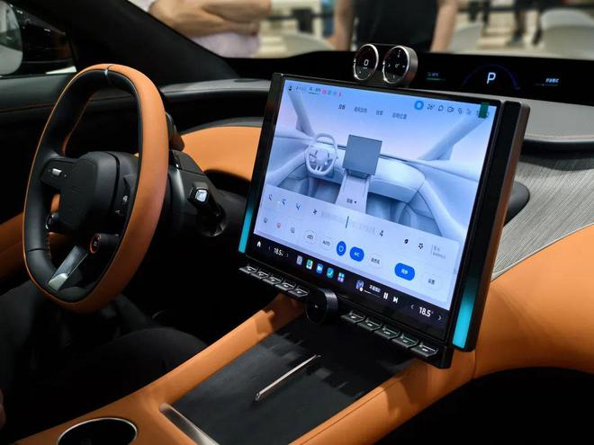 小米YU7 的智能座舱，搭载了高通骁龙8 Gen3 芯片 | 图片来源：视觉中国