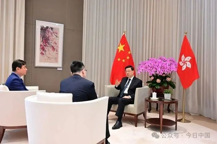 2025年6月18日，李家超接受香港版《今日中国》杂志记者专访 （朱炜 摄）