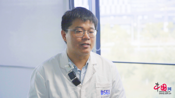 “月壤 3D 打印系统”技术负责人杨洪伦介绍相关情况。中国网 房小棋 摄