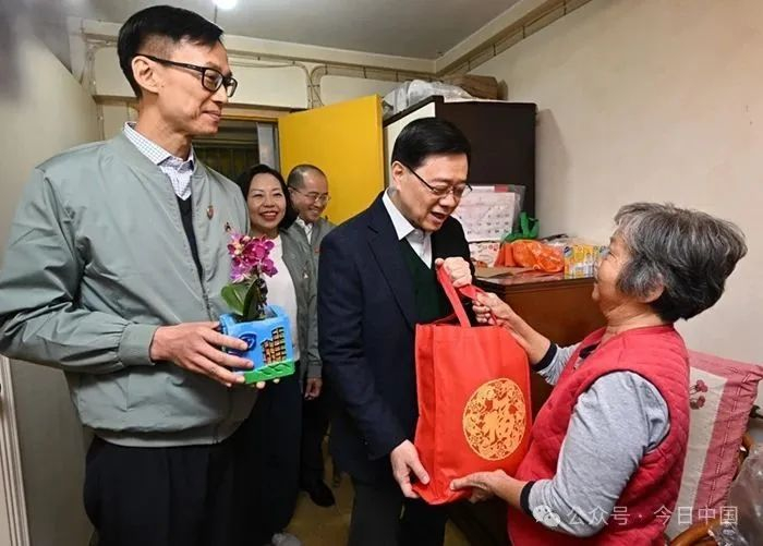 2025年1月25日，李家超深入小区，为独居长者送上新春祝福和新年福袋