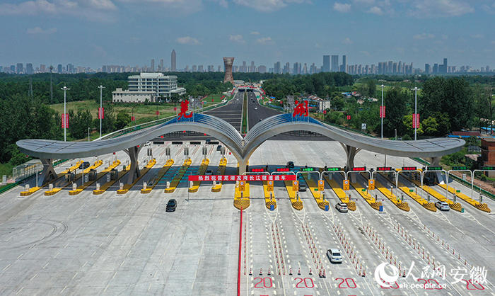 在隧道江北入口，芜湖城市面貌清晰可见。人民网记者 张俊摄