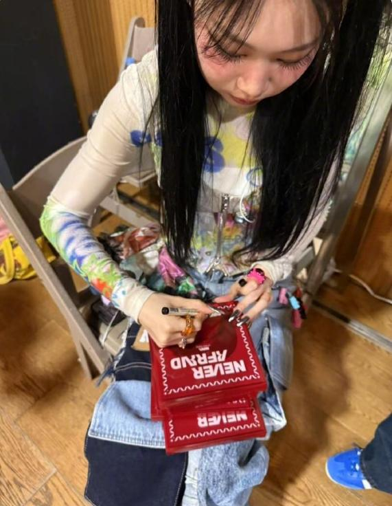 沈佳润为专辑签名，图据小沈阳微博