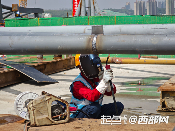 西安东站施工现场工人在施工