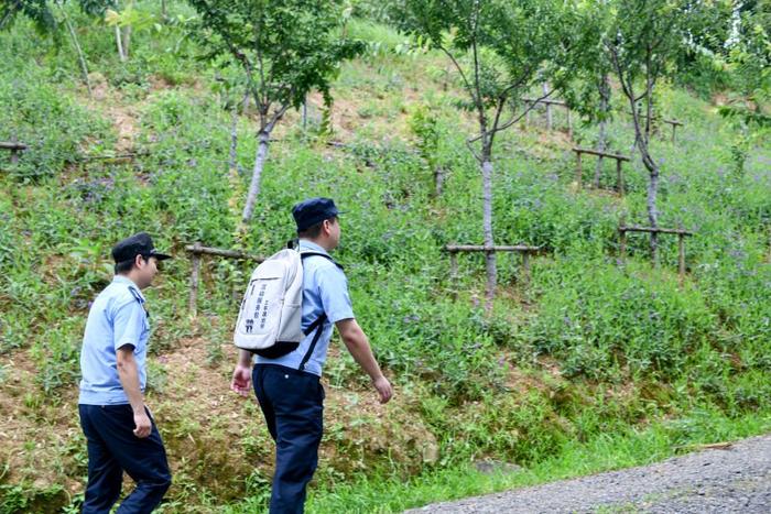 警务室民警开展“背包警务” 唐鋆摄