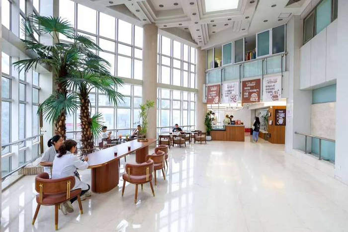 复兴医院的咖啡店开在连接医院南北楼的连廊区域。受访者供图