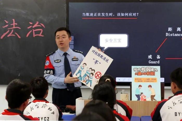 5月20日，江苏扬州市宝应县，民警在中学校园为学生们讲解预防校园欺凌知识。图/IC