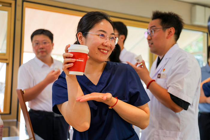 医护人员到咖啡店打卡。受访者供图