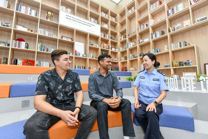 服务站民警与外企员工交流 唐鋆摄