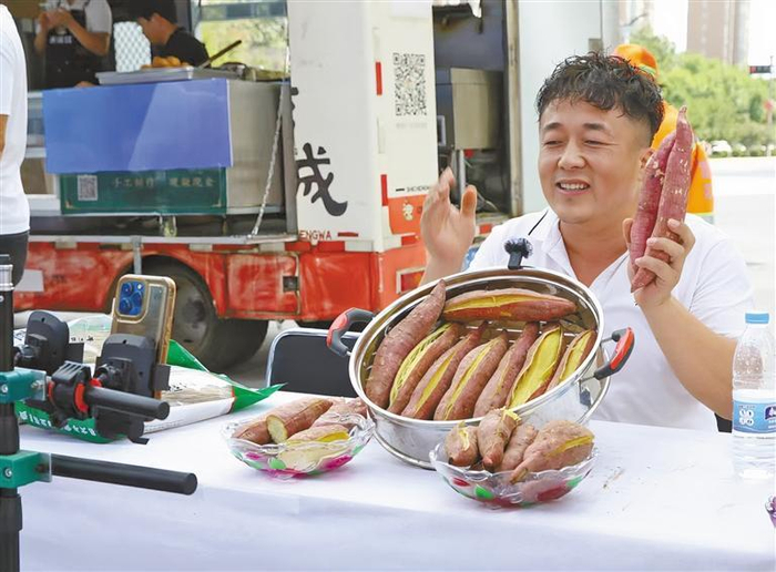 富平县金秋韵农业开发有限公司主播王建兴在直播销售红薯（资料照片）。 受访者供图