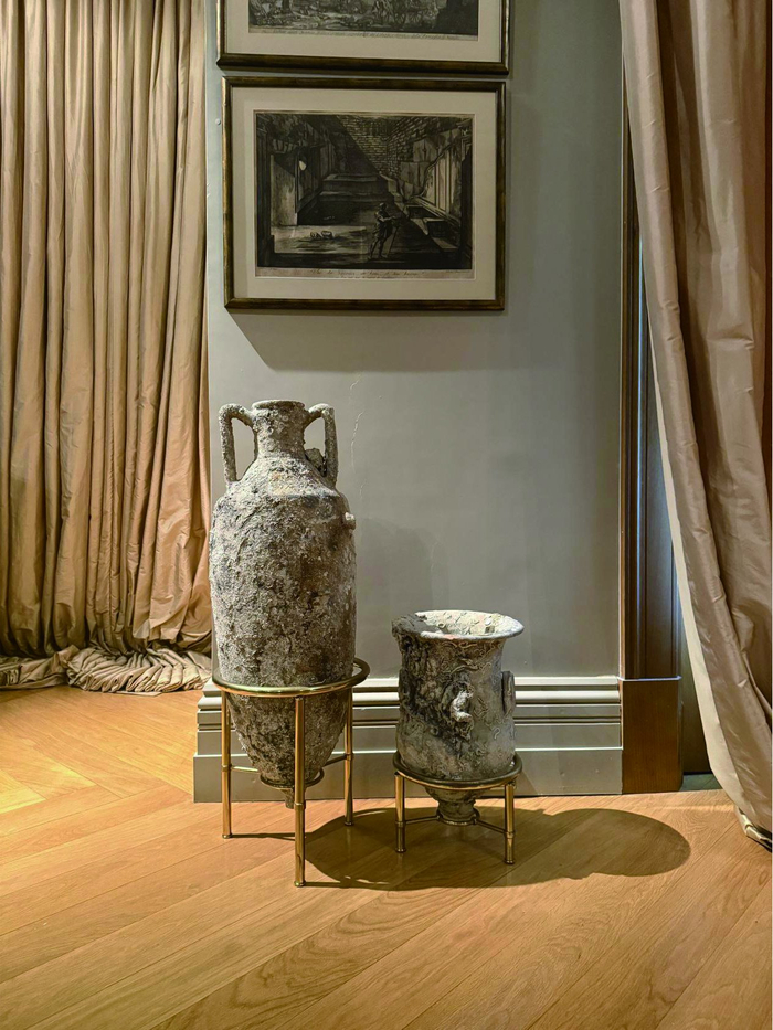 图书馆里的双耳瓶与调酒器