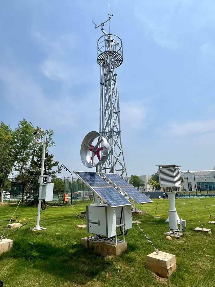 蔚蓝海岸海岛自动气象站。人民网 高清扬摄