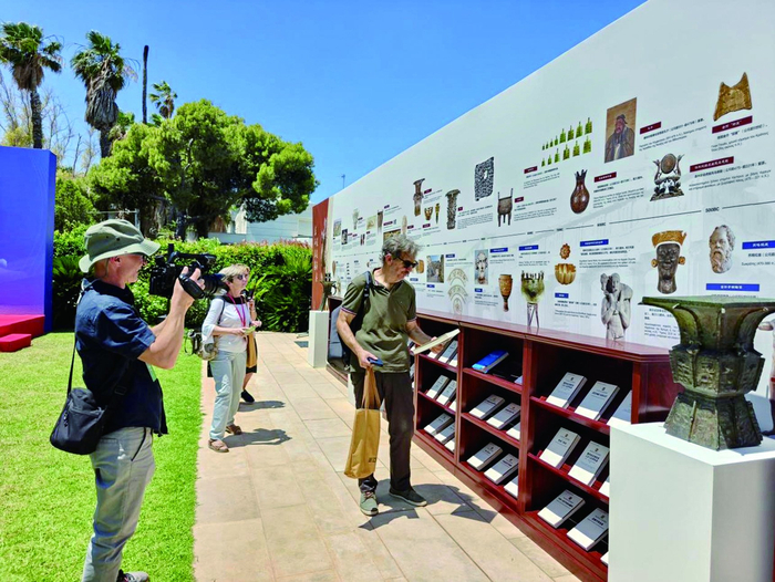 中外嘉宾观看展览。