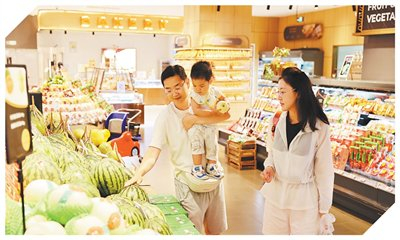 北京市朝阳区一家商超丰富物品种类，推出优惠促销活动，吸引消费者购买。图为市民在选购商品。