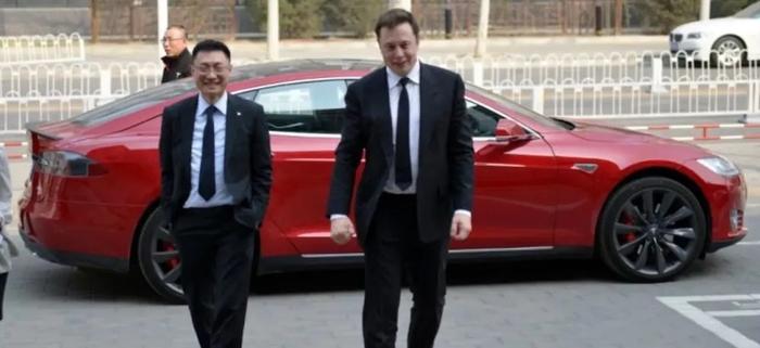 ▲朱晓彤和马斯克
