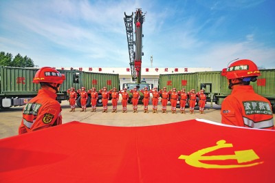 武警吉林总队机动支队组织党员开展重温入党誓词活动。新华社发